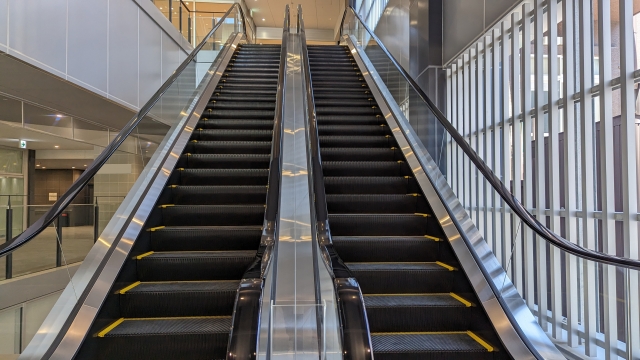 エスカレーターの乗り方！関西と関東の違い！境界線は！？